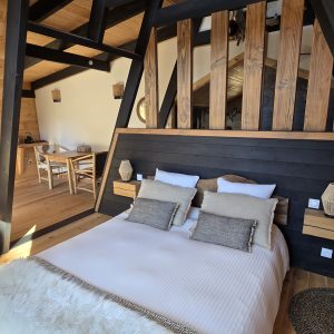 Chalet en bois avec une décoration chaleureuse et un lit douillet à Provence-Alpes-Côte dAzur.