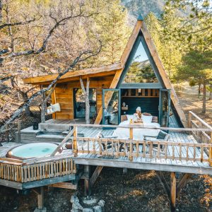 Cabane en bois avec jacuzzi, nichée dans la nature en Provence-Alpes-Côte dAzur.