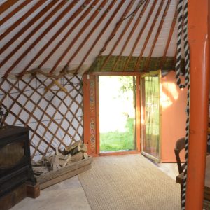 Yourte cosy en Midi-Pyrénées, avec un poêle et une vue sur la nature.