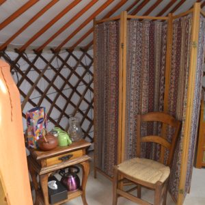 Yourte confortable en Midi-Pyrénées, avec un coin salon et une décoration colorée.