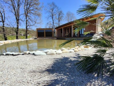 Hébergement insolite en Auvergne, cabane en bois au bord dun étang paisible.