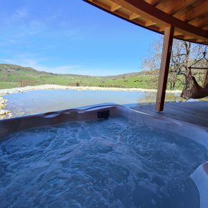 Hébergement insolite en Auvergne avec jacuzzi, vue panoramique sur la nature.