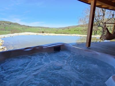 Hébergement insolite en Auvergne avec jacuzzi, vue panoramique sur la nature.