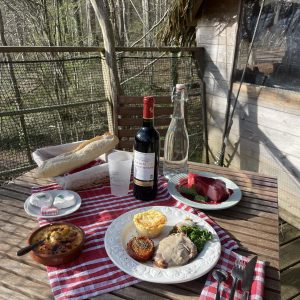 Repas gourmet en cabane perchée, avec vue sur la nature, ambiance chaleureuse et conviviale.