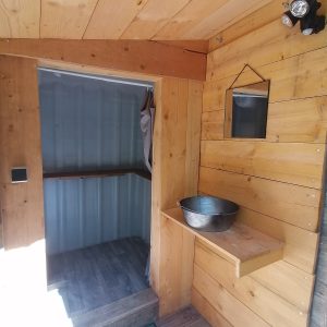 Hébergement insolite en bois à Champagne-Ardennes, avec un lavabo en métal et un intérieur