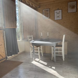 Hébergement insolite en Champagne-Ardenne, intérieur lumineux avec une table et des chaises