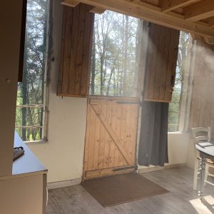Hébergement insolite en Champagne-Ardenne, intérieur lumineux avec portes en bois.