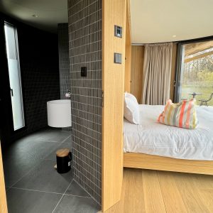 Hébergement insolite en Auvergne-Rhône-Alpes, chambre moderne avec vue sur le lac.