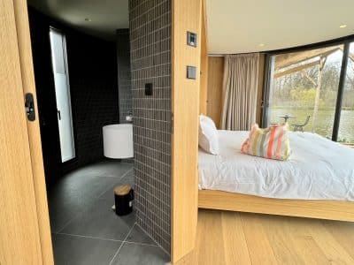 Hébergement insolite en Auvergne-Rhône-Alpes, chambre moderne avec vue sur le lac.