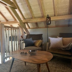 Chalet en bois à Midi-Pyrénées, avec un intérieur chaleureux et lumineux.