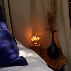 Hébergement insolite en Languedoc-Roussillon, avec une lampe décorative et un vase élégant.