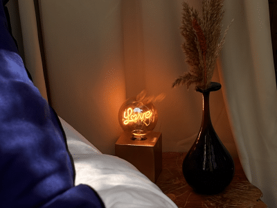 Hébergement insolite en Languedoc-Roussillon, avec une lampe décorative et un vase élégant.