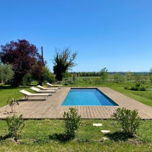Hébergement insolite en Midi-Pyrénées avec piscine et vue sur la nature verdoyante.