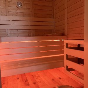 Sauna en bois chaleureux, offrant une ambiance relaxante et apaisante à Midi-Pyrénées.