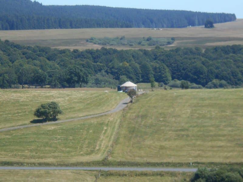 Charmante maison de campagne entourée de verdure, avec un chemin menant à lentrée.