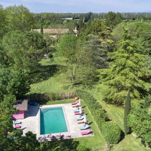 Hébergement insolite avec piscine, entouré d'un vaste jardin verdoyant et d'arbres majestueux.