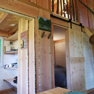 Cabane en bois avec une décoration rustique, table prête pour un repas convivial.
