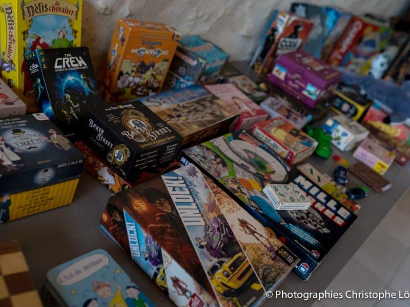 Hébergement touristique avec une sélection de jeux de société colorés sur une table.