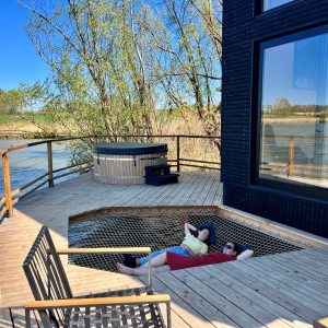 Hébergement insolite : cabane sur pilotis avec terrasse en bois et vue sur l'eau, idéale pour se
