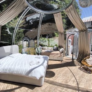 Hébergement insolite : bulle transparente avec vue sur la nature, lit confortable et mobilier