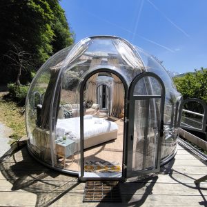 Dôme transparent en pleine nature, offrant une vue imprenable et un confort moderne.