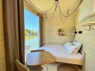 Chalet moderne en bois avec vue sur le lac, lumineux et cosy, idéal pour un séjour relaxant.