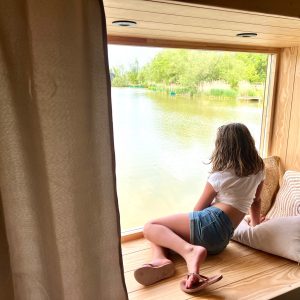 Cabane sur l'eau avec vue panoramique, ambiance cosy et nature apaisante.