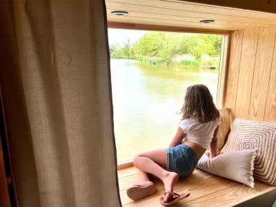 Cabane sur l'eau avec vue panoramique, ambiance cosy et nature apaisante.
