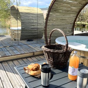 Hébergement insolite : cabane sur l'eau avec jacuzzi, vue sur la nature et petit-déjeuner gourmand.