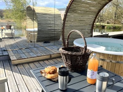 Hébergement insolite : cabane sur l'eau avec jacuzzi, vue sur la nature et petit-déjeuner gourmand.