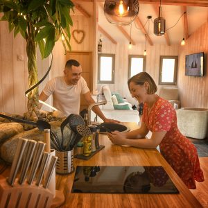 Un chalet en bois chaleureux avec une cuisine moderne et une ambiance conviviale.