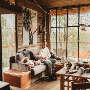 Un chalet en bois chaleureux, avec un intérieur cosy et une vue sur la nature environnante.