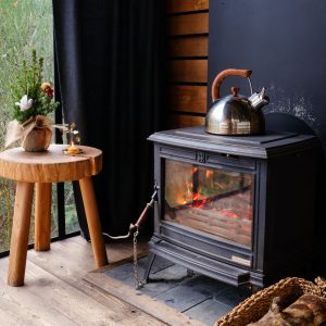 Un chalet cosy avec un poêle à bois, une ambiance chaleureuse et des touches décoratives.