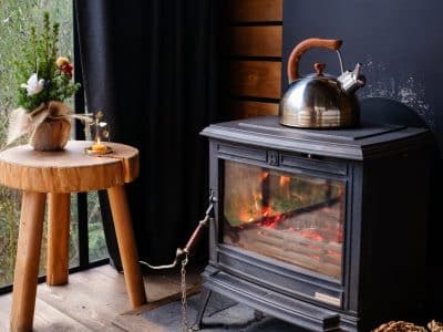 Un chalet cosy avec un poêle à bois, une ambiance chaleureuse et des touches décoratives.