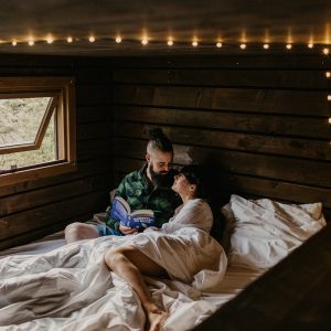 Un chalet douillet avec des lumières tamisées, parfait pour un moment romantique.