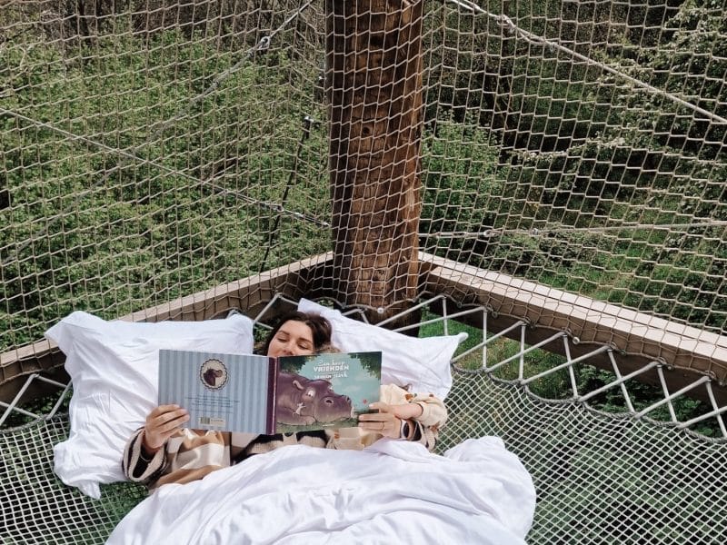 Hébergement insolite : un lit suspendu dans les arbres, entouré de verdure et de tranquillité.