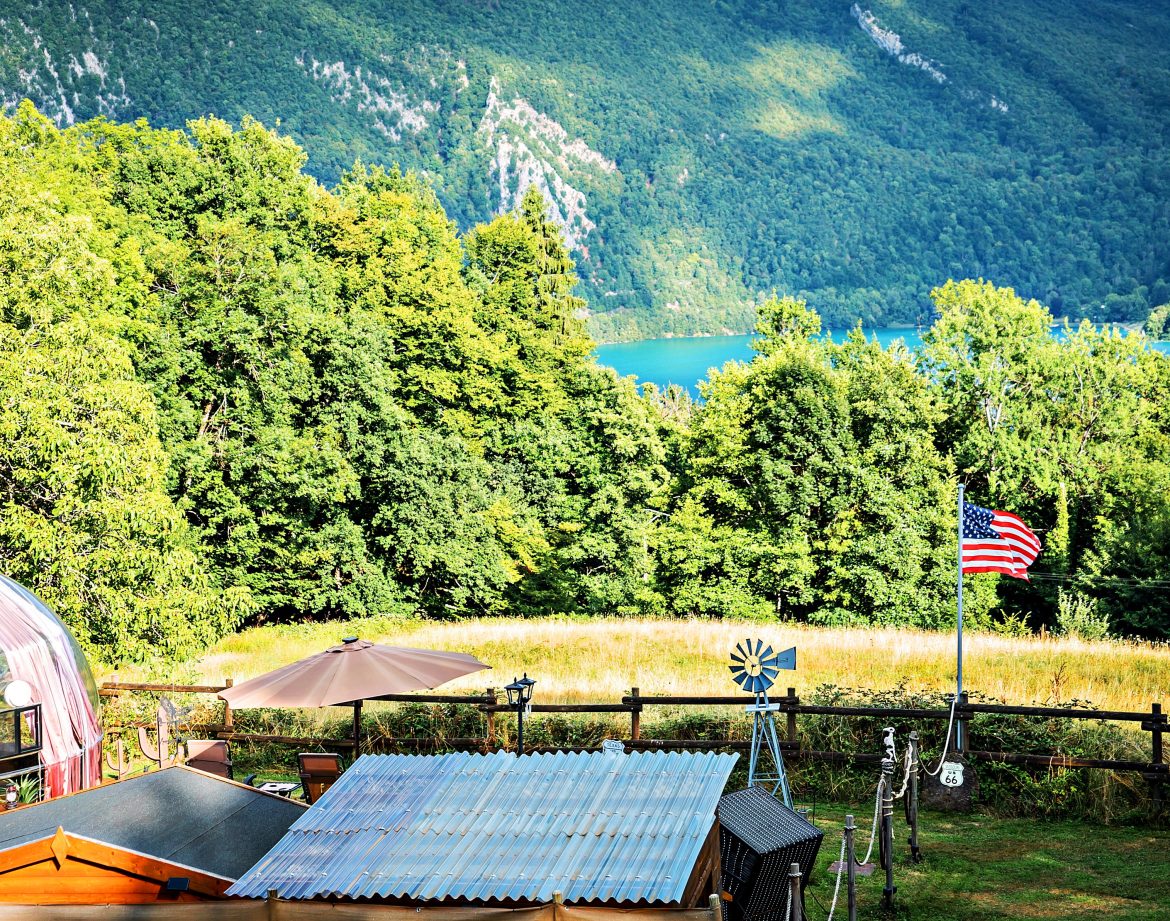 Hébergement insolite en bulle transparente, avec vue imprenable sur le lac et la nature