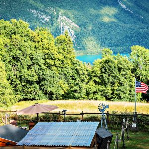 Hébergement insolite en bulle transparente, avec vue imprenable sur le lac et la nature
