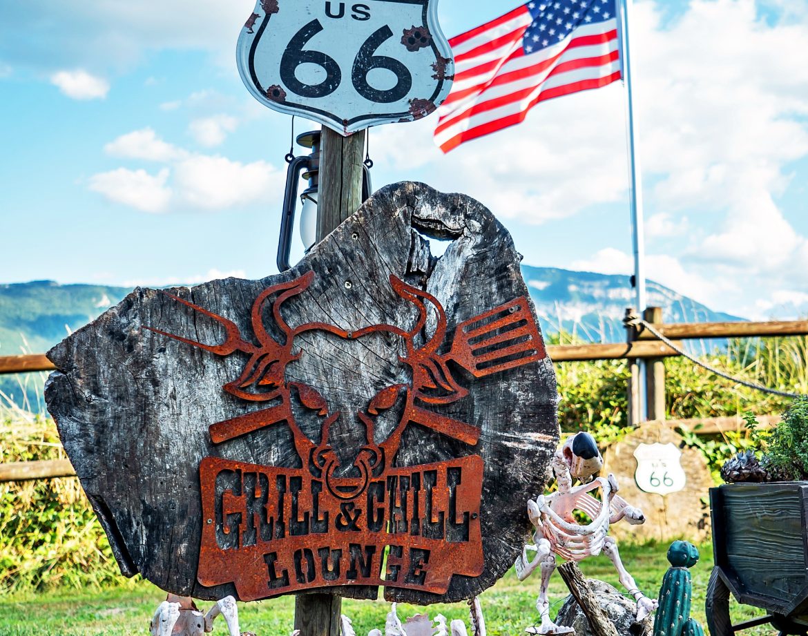 Un hébergement insolite sur la Route 66, avec un panneau en bois et une ambiance western.
