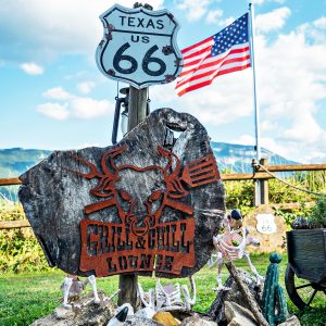 Un hébergement insolite sur la Route 66, avec un panneau en bois et une ambiance western.