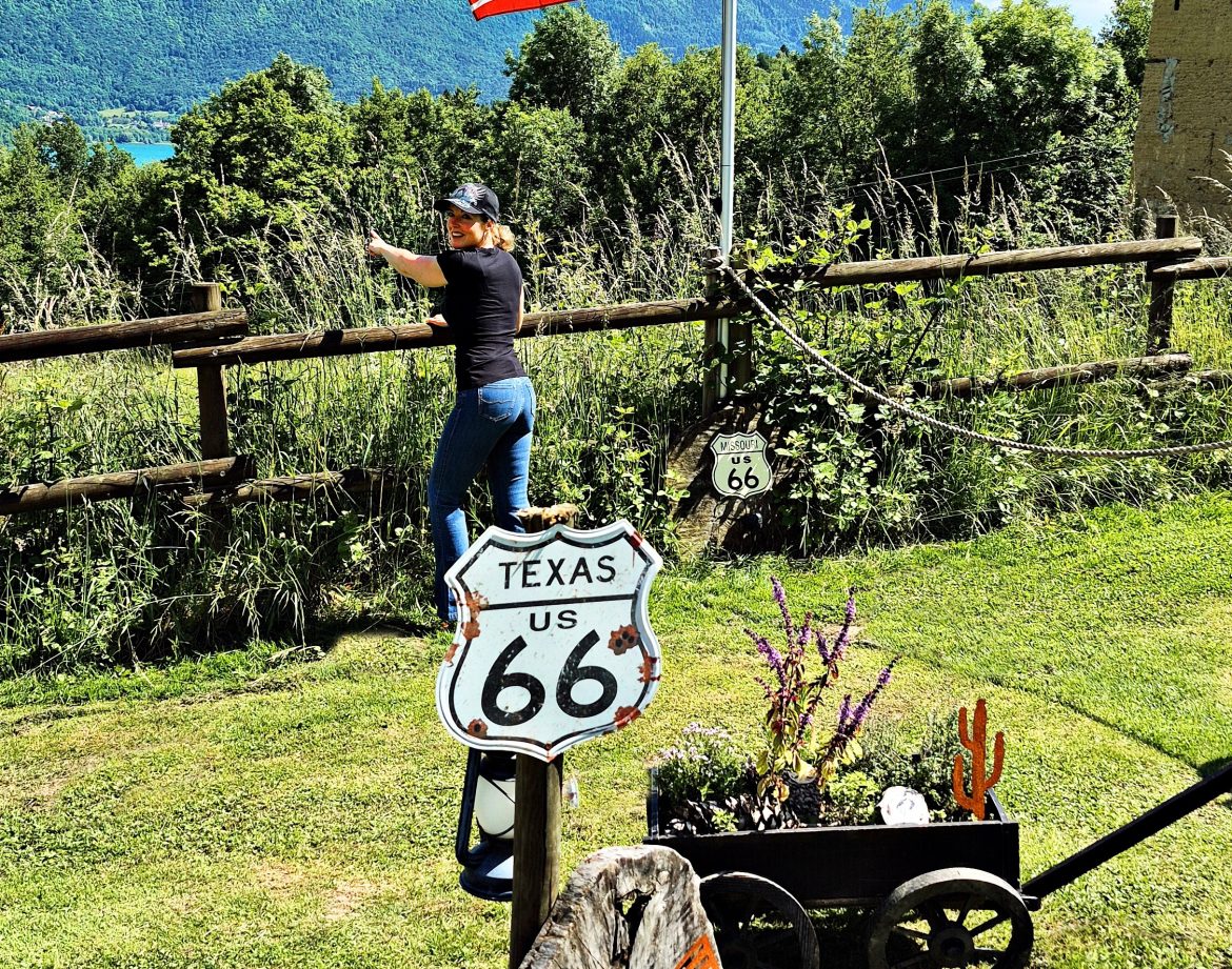 Hébergement insolite en pleine nature, avec vue sur les montagnes et une ambiance texane.