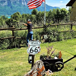 Hébergement insolite en pleine nature, avec vue sur les montagnes et une ambiance texane.