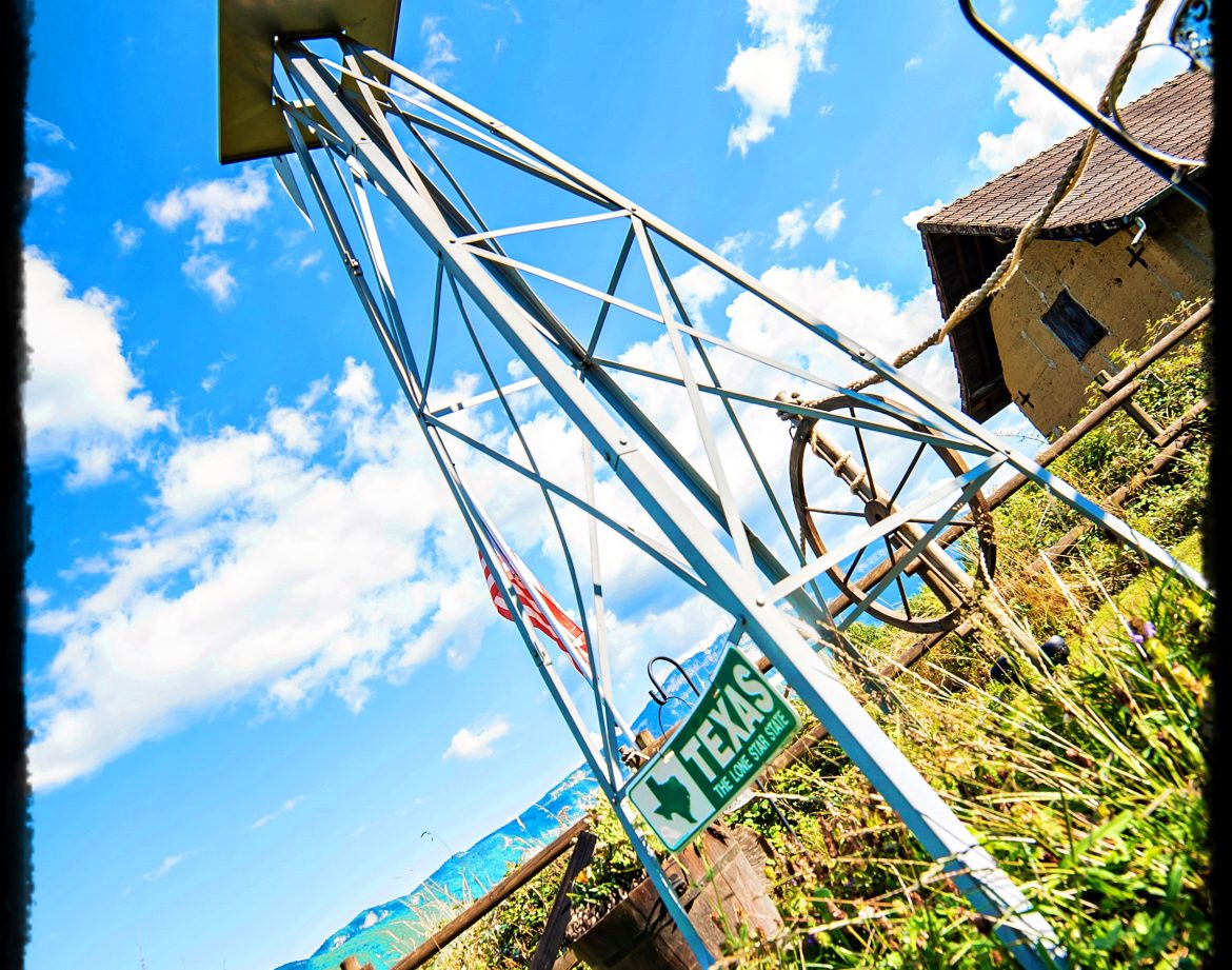 Hébergement insolite : un moulin à vent vintage sous un ciel bleu éclatant, ambiance rustique.