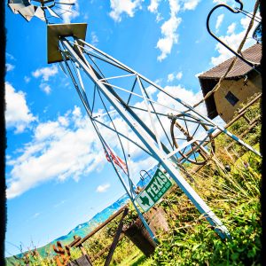 Hébergement insolite : un moulin à vent vintage sous un ciel bleu éclatant, ambiance rustique.