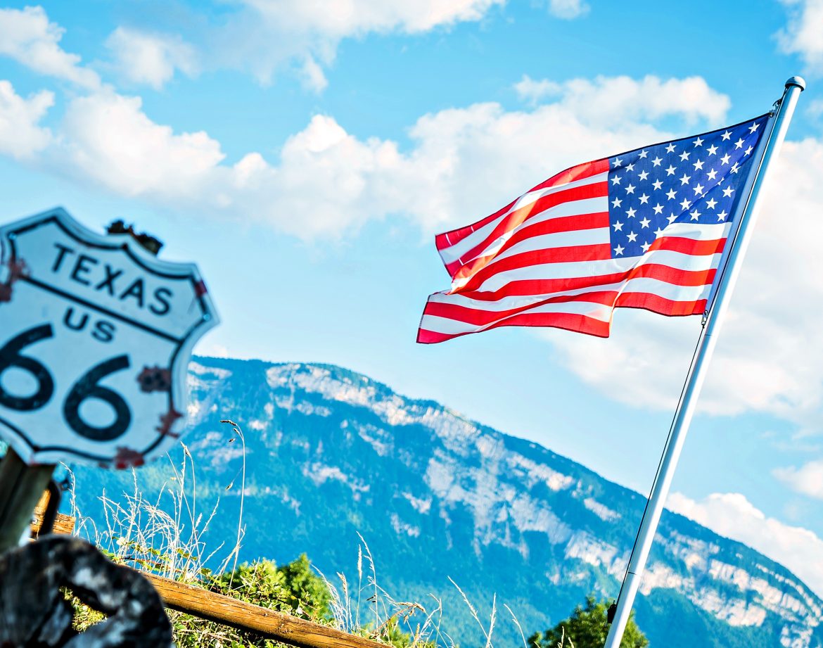 Hébergement insolite en pleine nature, avec une vue sur les montagnes et un drapeau américain