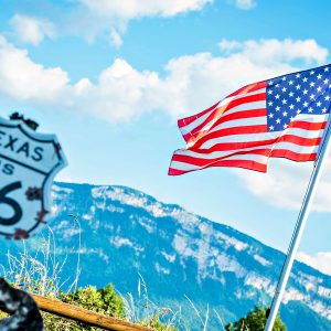 Hébergement insolite en pleine nature, avec une vue sur les montagnes et un drapeau américain