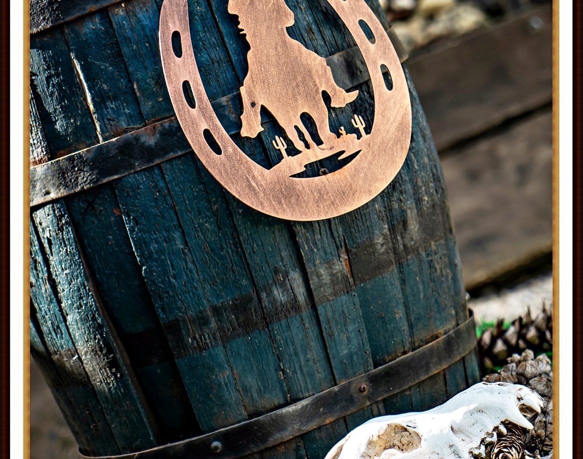 Hébergement insolite : baril décoratif en bois avec un fer à cheval et des éléments naturels.