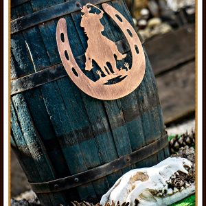 Hébergement insolite : baril décoratif en bois avec un fer à cheval et des éléments naturels.