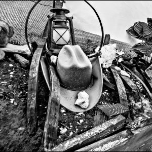 Hébergement insolite : décor rustique avec chapeau de cowboy, lampe à huile et éléments naturels.