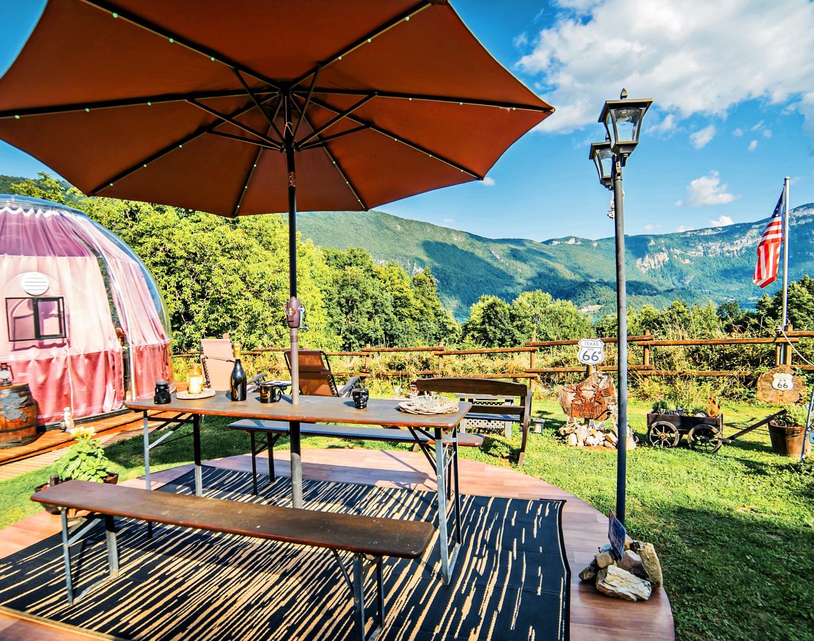 Hébergement insolite : une yourte colorée avec terrasse, vue imprenable sur les montagnes.